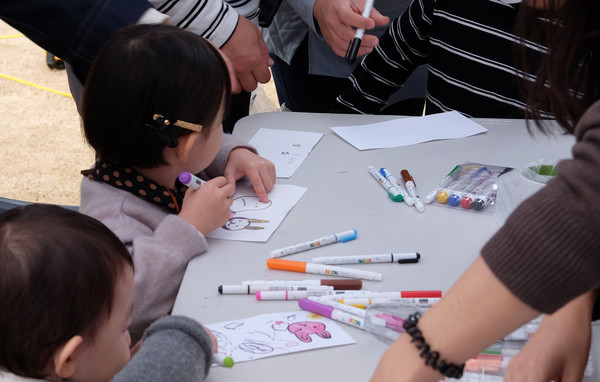 어린 아이들도 엄마 아빠의 손을 잡고 나와 체험을 했다.