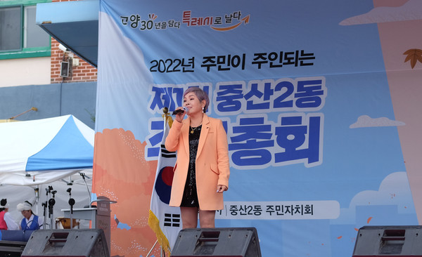 초대 가수 유경씨의 무대는 한 낮의 가을바람 같았다.