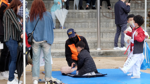 심폐소생술 부스는 인기가 많았다.