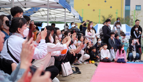 아이들과 함께 한 중산2동 와글와글축제는 모두의 축제였다.
