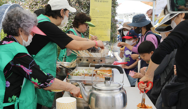 중산1동 새마을부녀회 먹을거리는 언제 어디서나 인기다.