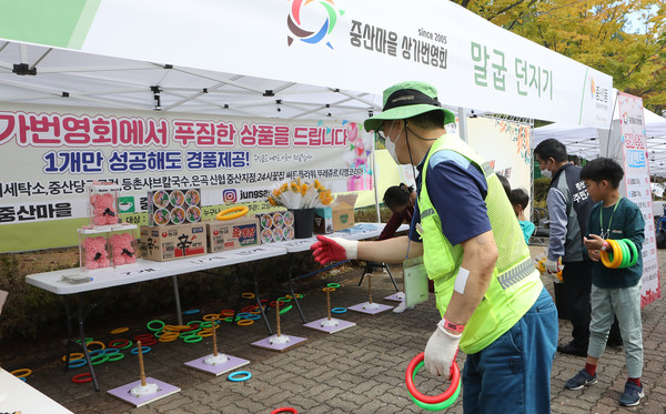 말굽던지기를 하는 주민들