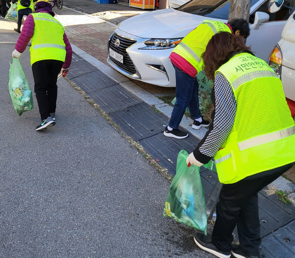  백석1동이 시민안전지킴이(대표 임경) 회원들과 어린이놀이터 시설점검과 마을환경정화를 진행했다.