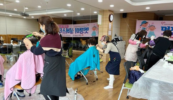 삼송2동 지역사회보장협의체가 행복나눔봉사회와 ‘멋쟁이 실버스타일!’ 사업을 진행하고 있다.