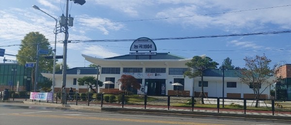 철근콘크리트 한옥으로 지어진 구 능곡역사. 물받이까지 달린 한옥을 모델로 한 절충형 디자인을 채택한 듯하다. [사진=오창환]