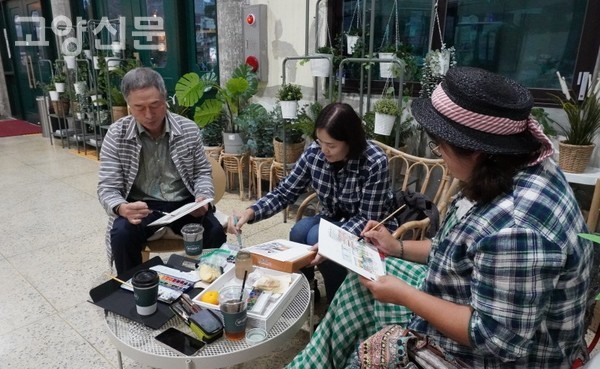 고양신문 기자와 이야기를 나누는 중에도 쉴 새 없이 그림작업을 하고 있는 회원들. 어반스케치의 매력에 푹 빠져 있는 모습이다. 