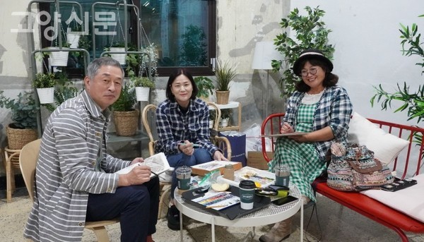 전시장에서 만난 어반스케쳐스 고양 회원들. 왼쪽부터 오창환, 이숙영, 정을순 작가