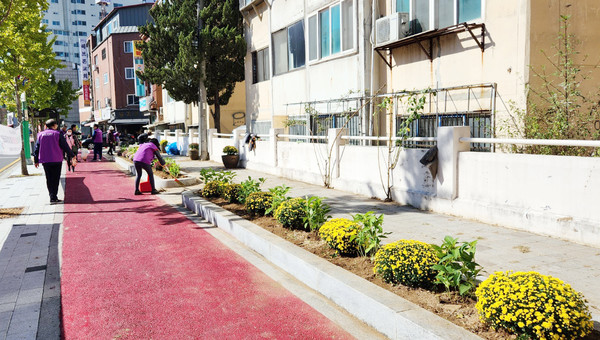 행신4동이 주민자치회와 통장협의회, 동 직원 등이 참여해 주민과 마을 꽃 심기를 진행했다. 