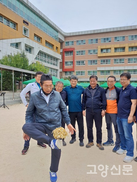 제기차기 시합에 열중하고 있는 동문들