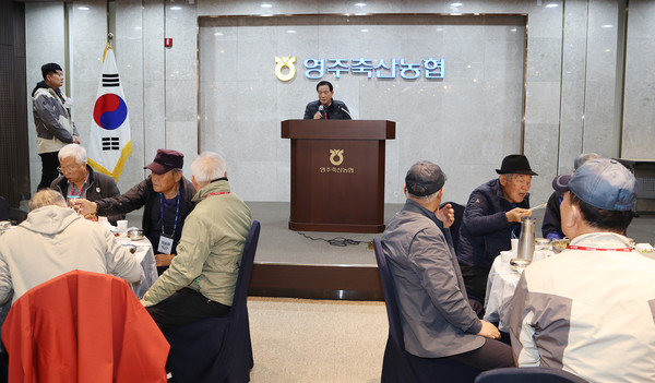 최영구 원로청년회장이 회원들에게 인사말을 전하고 있다.