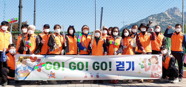 효자동이 주민자치회에서 추진한 “GO!GO! GO! 걷기” 환경 정화 활동을 진행했다.