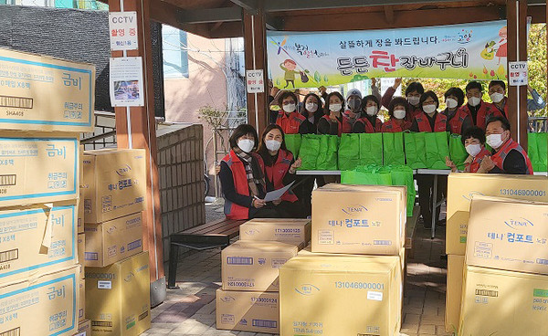 행신1동 지역사회보장협의체가 ‘든든찬장바구니 및 기저귀 지원 사업’을 진행했다.