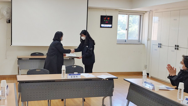 신규 위원에게 위촉장을 전달하고 있다.