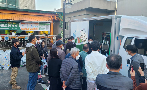 장수군 공무원들이 재활용품 등 환경 관련 사업에 대한 정보 공유의 시간을 가졌다.
