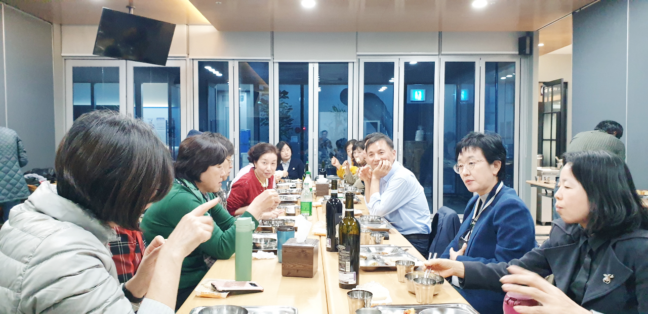 수업 후 펼쳐진 뒤풀이 자리에서 참석자들은 강의를 들으며 느꼈던 변화와 생활의 변화에 대해 자유롭게 이야기 나누는 시간을 가졌다. 