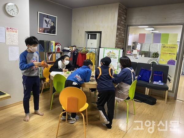 경기도가 내년부터 아동복지관련 5개 기관 종사자 처우개선을 위한 호봉제 도입을 추진하는 가운데 31개 시군 중 고양시만 유일하게 시 예산 매칭에 대해 승인거부를 하고 있어 논란이 일고 있다. 사진은 고양시에 있는 한 지역아동센터 모습.