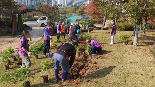 행신4동 주민자치회가 ‘주민과 함께하는 자치마을 만들기’로 서정문화공원 일대에 꽃나무 심기를 진행했다. 