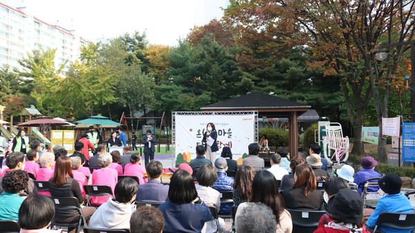 윤영 문촌7종합사회복지관장이 축제에서 인사말을 전하고 있다.