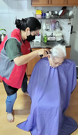  행신1동이 ‘찾아가는 이·미용 서비스’ 를 했다.