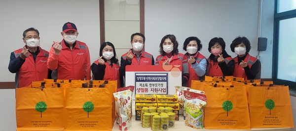  장항2동 지역사회보장협의체가 지역 내 저소득 한부모가정에 생필품을 전달했다.