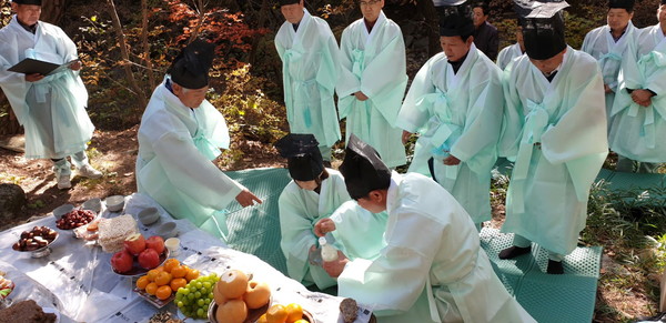  효자동 주민자치회가 주민의 안녕과 복을 기원하는 ‘전통유래 북한산 산신제’를 지내고 있다.