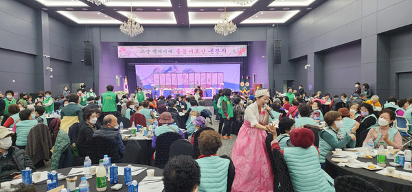 어르신들과 어울려 축하무대가 진행되고 있다.