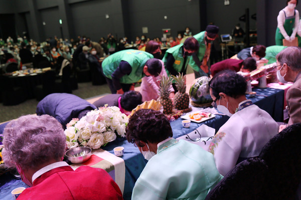 어르신들에게 큰절을 하는 고양시새마을회 관계자들.