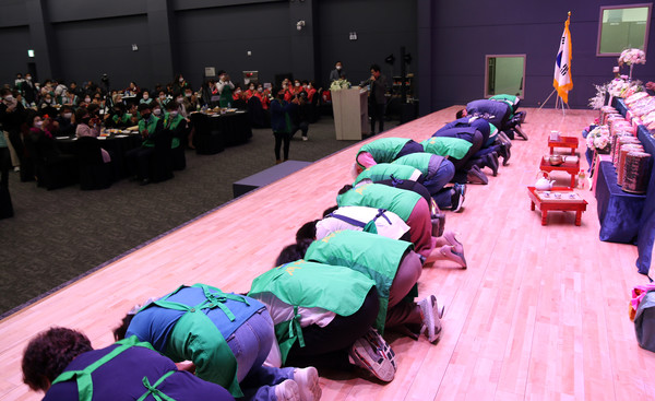 모두에게 큰절을 하는 고양시새마을회 부녀회원과 임원진들