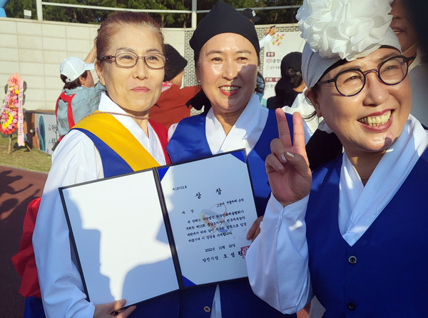 차상의 기쁨을 나누는 진밭두레보존회 주부농악대 관계자들