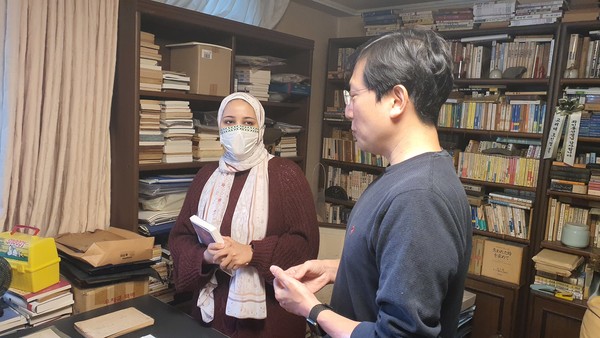 23일 화정동을 방문한 일레와 교수가 최인훈 선생의 서재를 둘러보며 아들인 최윤구 음악평론가와 이야기를 나누고 있다.