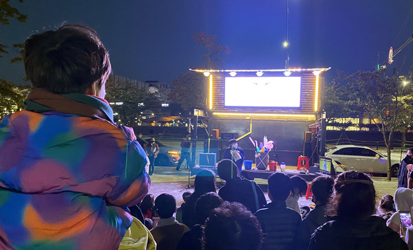 페스티벌 첫날 주민들이 함께해 즐겁게 공연을 즐겼다. 