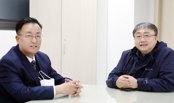 박정일 꿈에그린 생활지원센터장(왼쪽)과 김기범 꿈에그린 아파트 입주자대표회장(오른쪽)이 함께 했다.