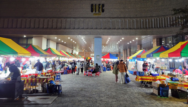 페스티벌의 먹을거리 장터는 야시장의 묘미를 살렸다.