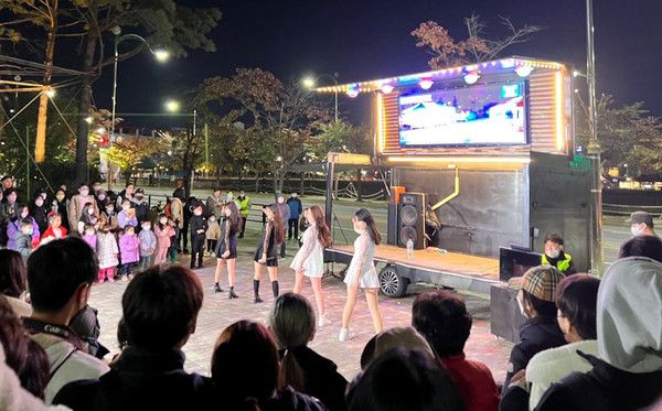 걸그룹의 공연은 인기절정이었고, 큰 박수를 받았다. 