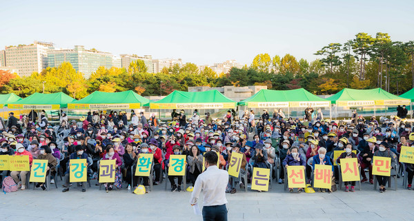 온깅줍깅에 참여한 선배시민과 관계자들이 함께 자리했다.