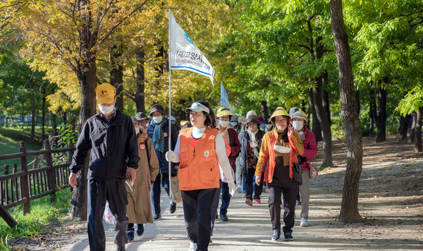 일산호수공원을 걷는 참가자들.