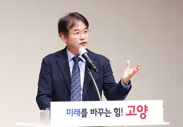 ▲이동환 고양시장이 지난 10월 6일, 취임 100일 기자회견을 열고 앞으로의 시정방향에 대해 설명하고 있다.