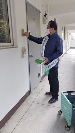  마두2동이 지역 내에 가정방문을 하고 있다.