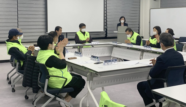 원신동청소년지도위원협의회가 원신동 주민자치센터에서 회의를 개최하고 있다.