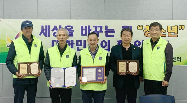 모범회원 표창장 전수식에 함께한 원신동청소년지도위원협의회.