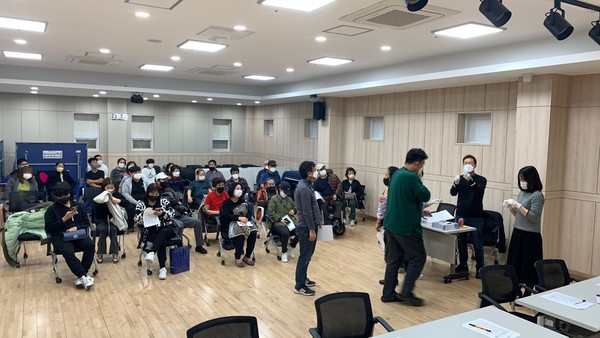 문촌9종합사회복지관에서 지역주민을 대상으로 독감예방접종을 하고 있다.