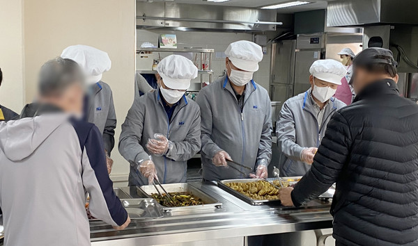 한미글로벌이 향동종합사회복지관 꽃마을 식당에서 봉사활동으로 뜻깊은 나눔활동을 펼쳤다.