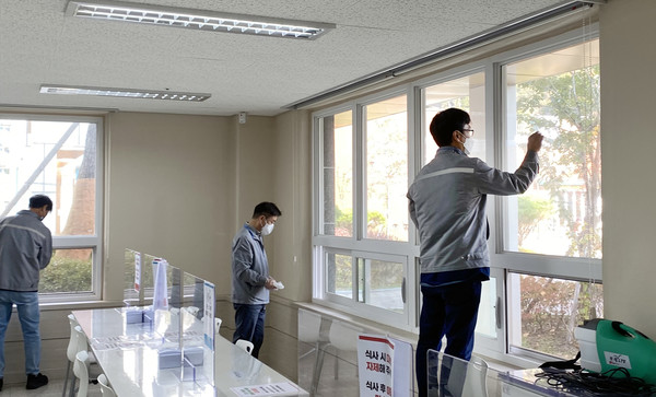 한미글로벌 직원들이 깨끗한 식당 내부를 위해 대청소를 하고 있다.