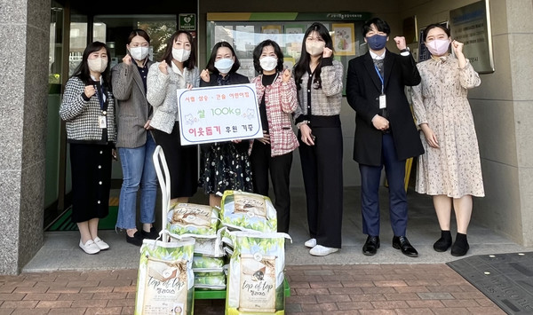고양시립삼송어린이집·큰솔어린이집이 어려운 이웃을 위한 후원품 전달식을 진행하고 있다.