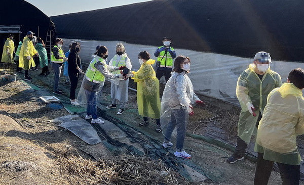흥도동 자율방범대와 주민자치회, 지역사회보장협의체가 ‘사랑의 연탄 나눔’을 하고 있다. 