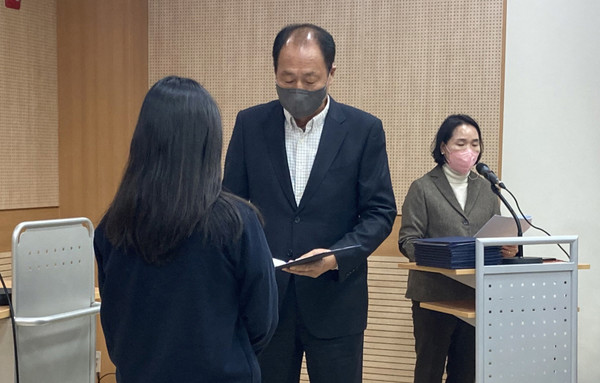 풍산동이 풍산동 행정복지센터에서 장학금 수여식을 개최하고 있다.. 