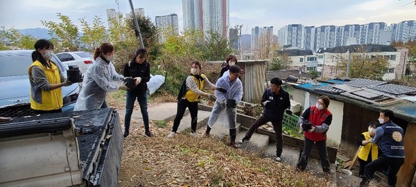  삼송1동이 저소득층과 노인 가구에 ‘온기 가득 연탄 나눔’사업을 펼쳤다.