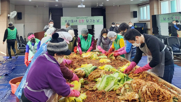 능곡동 새마을부녀회가 저소득 취약계층을 위한 사랑의 김장 담그기를 진행했다. 