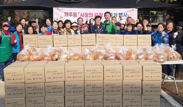  행주동 새마을부녀회가 지역 내 독거노인과 장애인, 저소득 가정 등 취약계층 130세대에 전달했다. 