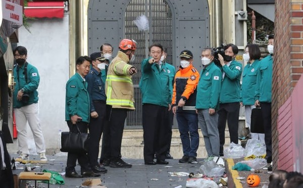 참사가 발생한 30일 이태원 일대를 찾은 윤석열 대통령.